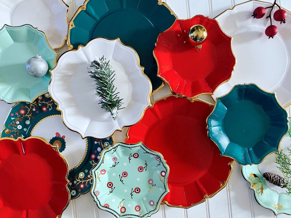 Teal Scalloped Dinner Plates | EnFete Party
