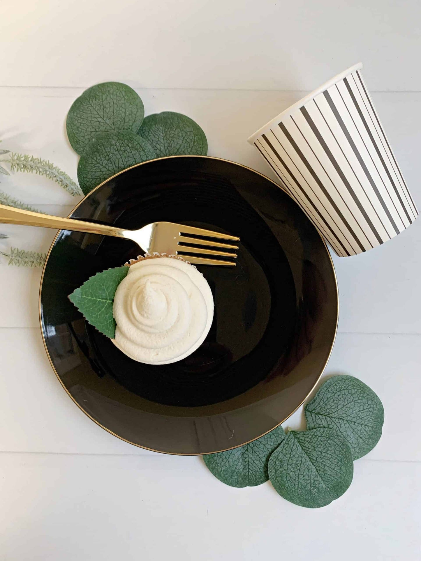 Smoke Dessert Plates - Plastic