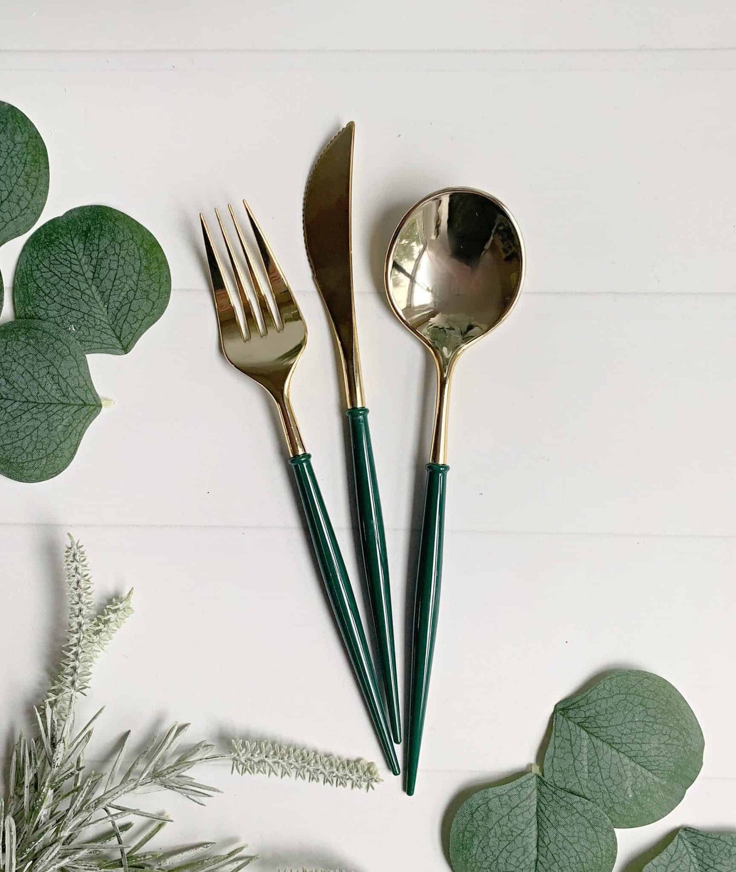 Create a beautiful tablescape at your upcoming special event or a festive meal with our Modern Metallic Emerald Handles and Gold Finish Plastic Flatware and Cutlery Sets; featuring premium quality heavy-duty plastic forks, knives, and spoons. Perfect for weddings, baby showers, bridal showers and birthdays.