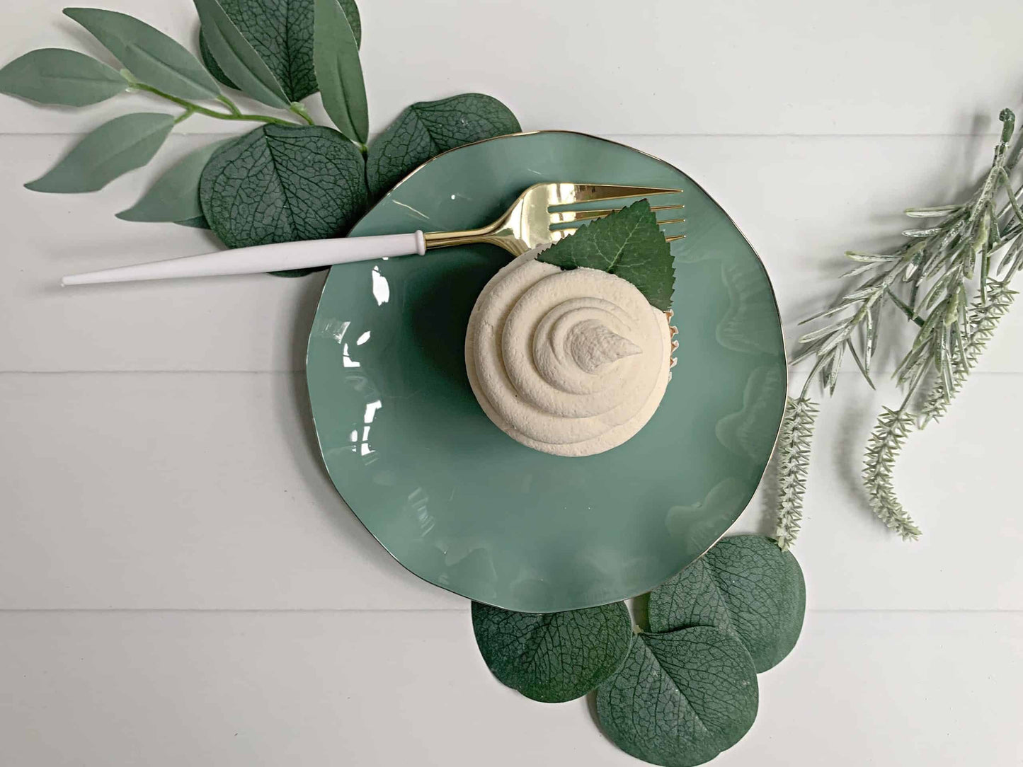Upgrade your next event or special occasion with these elegant dusty sage hard plastic dessert plates. The plates feature a beautiful ruffled rim with gold edging that will elevate the look of your dessert table.