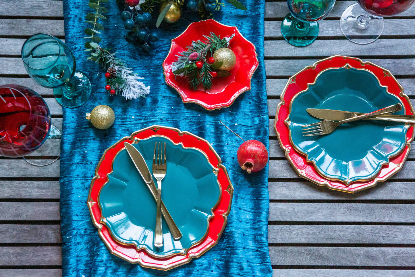 Red Scalloped Dinner Plates | EnFete Party