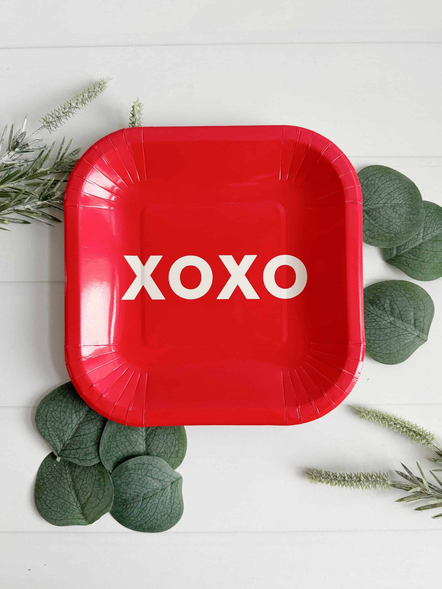Beautiful shiny red plates adorned with a white 'XOXO' design. Ideal for Valentine's Day, Galentine gatherings, baby showers, bridal showers, engagement celebrations, and anniversaries. They are perfectly sized for serving appetizers or desserts.