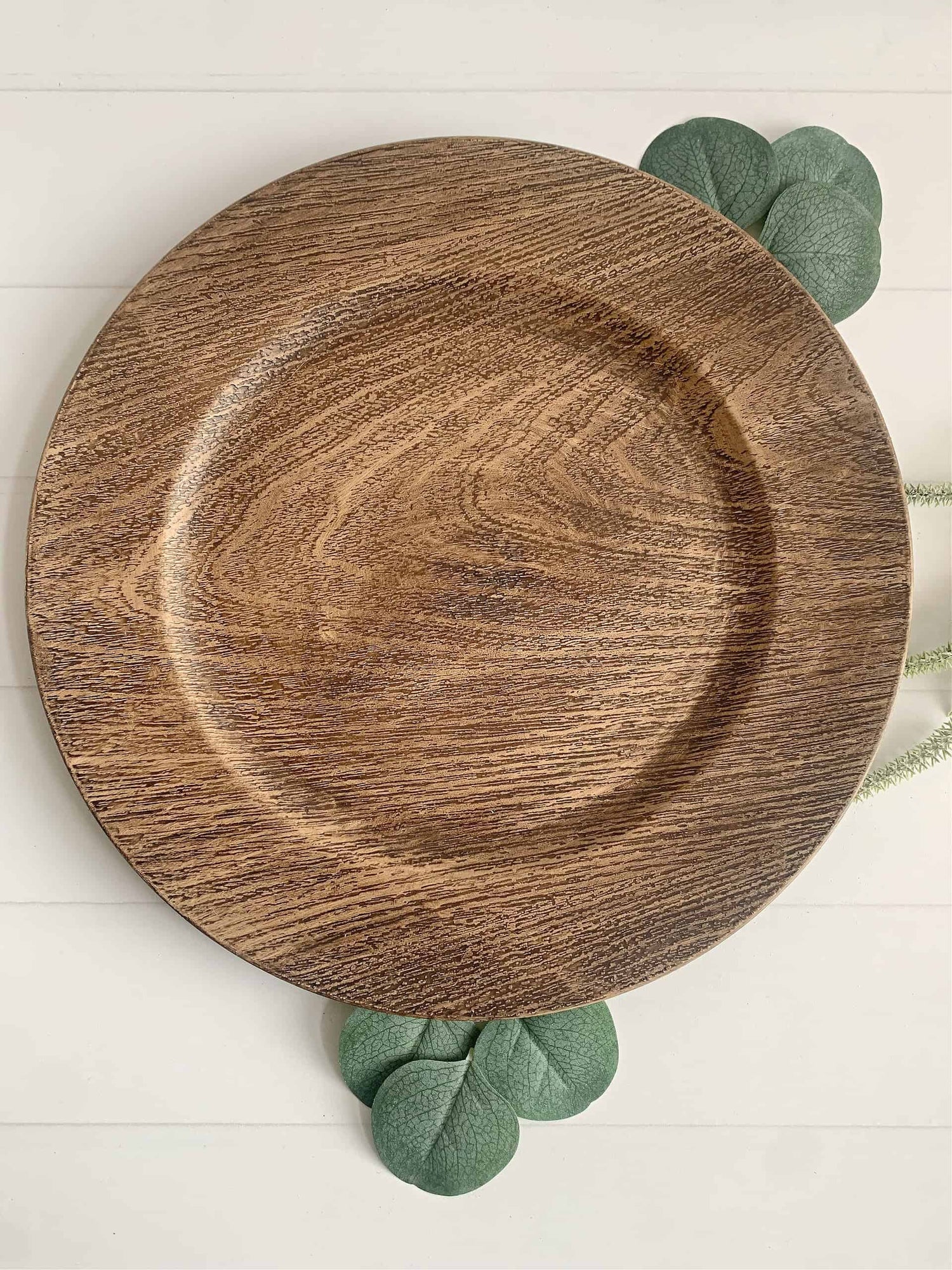 Introducing our Walnut Wood Look Charger, a stunning addition to any dining experience. Crafted with utmost precision, this charger features an exquisite round design and a captivating walnut grain pattern that adds elegance and sophistication to any tabl