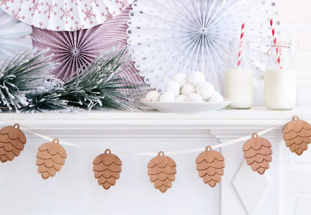 Wood Christmas Banner - Pinecones
