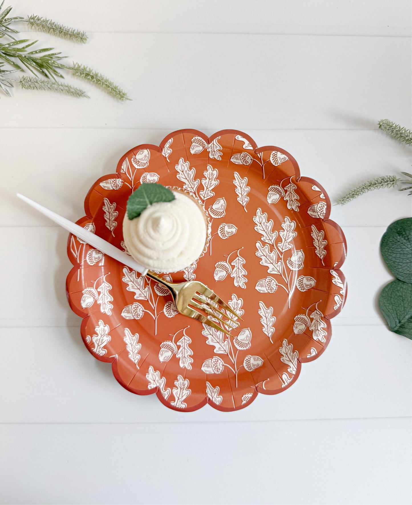 Acorns Scalloped Circle Paper Plates - Autumn Harvest Party Tableware (8 Pack)