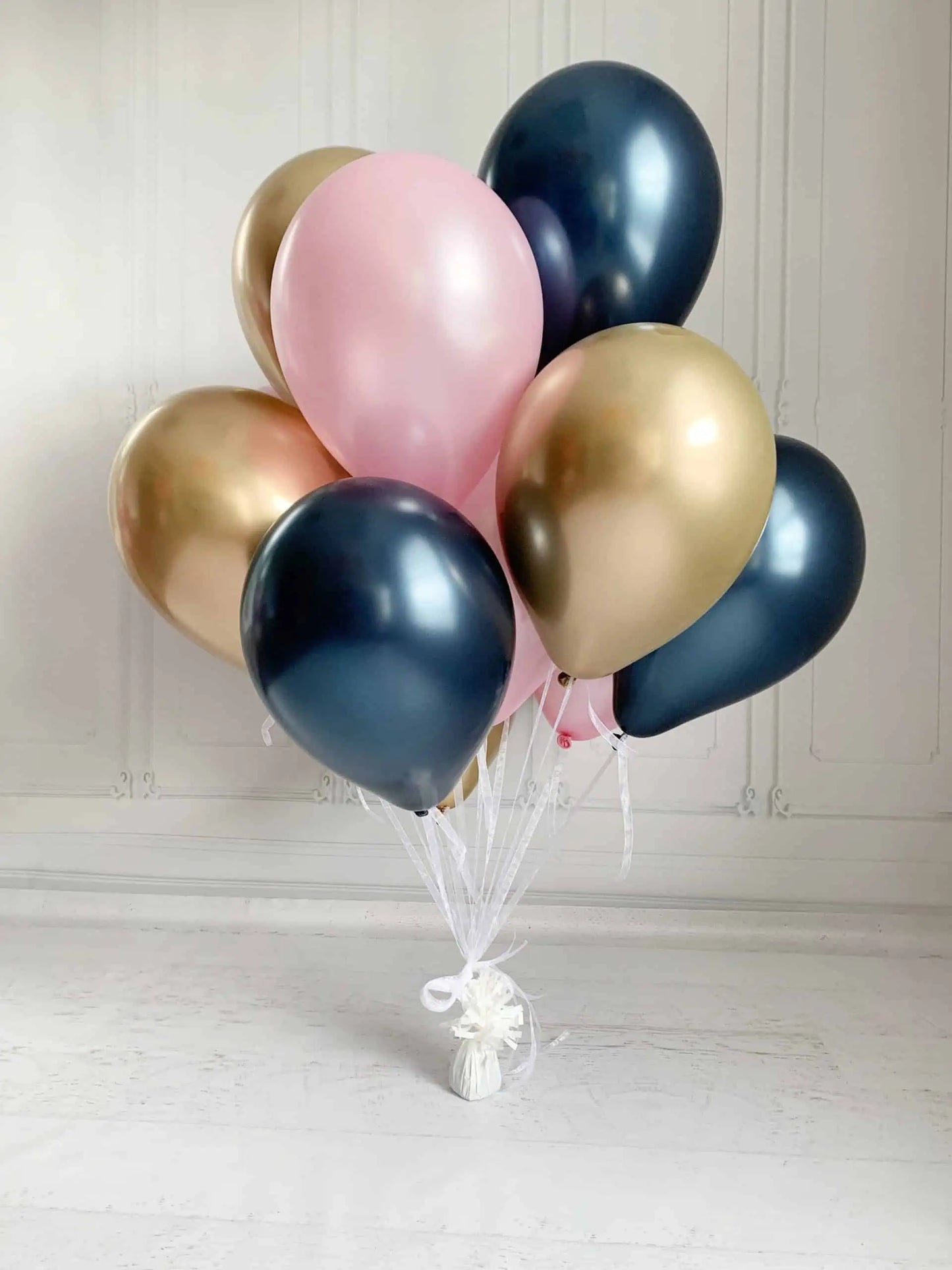 Decorate your venue in style with our navy, blush and gold chrome balloon bouquet. It is the perfect decor for your baby shower, gender reveal and other occasions with a pink and blue theme.