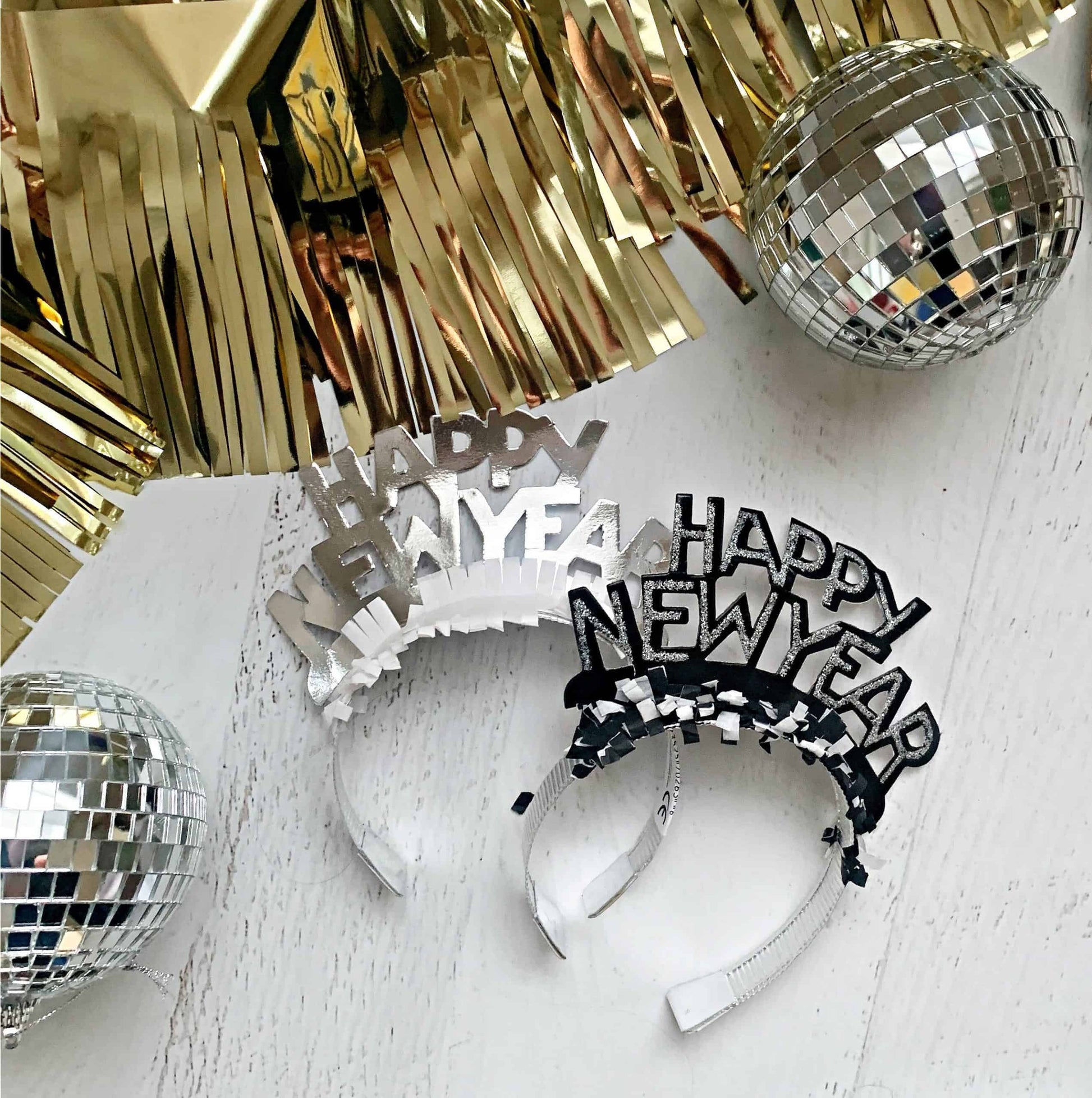 Wish your guests a Happy New Year with this festive black and silver NYE party headbands. Perfect for a NYE wedding or engagement party. Y