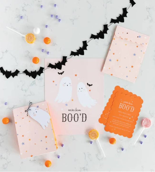 Spread frightfully good Halloween cheer during October with our "You've been boo'd" kit. This Halloween Boo Kit contains two treat bags with tag and string to deliver your favorite spooky treats.