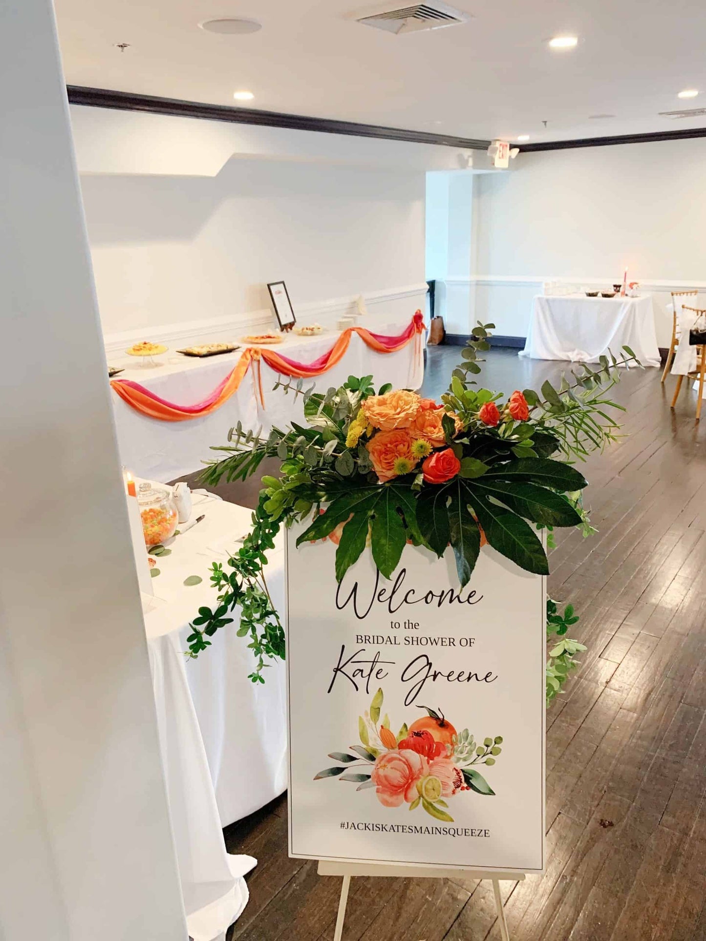 Bring the outside in with our artificial clover greenery garland. The green wedding garland is the perfect addition to your wedding when creating a naturally beautiful setting.