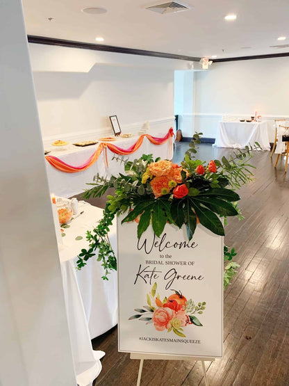 Bring the outside in with our artificial clover greenery garland. The green wedding garland is the perfect addition to your wedding when creating a naturally beautiful setting.