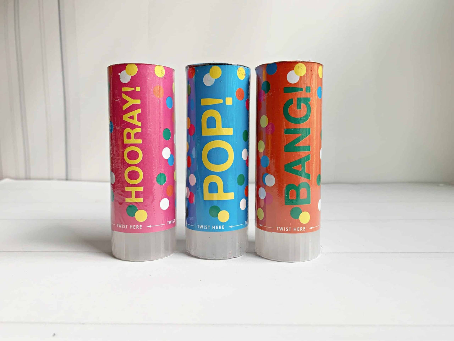 Add some excitement to any celebration with this Pack of 3 Confetti Cannons by Talking Tables. Perfect for New Year's Eve, birthdays, weddings, and more, these mini confetti cannons will fill the air with a burst of rainbow colors.