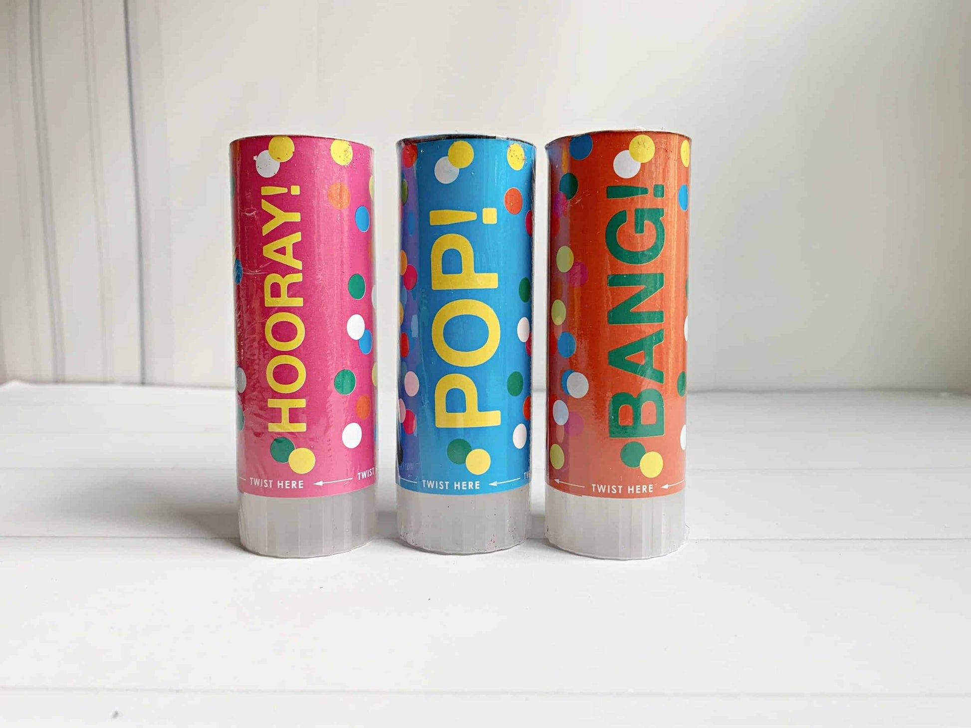 Add some excitement to any celebration with this Pack of 3 Confetti Cannons by Talking Tables. Perfect for New Year's Eve, birthdays, weddings, and more, these mini confetti cannons will fill the air with a burst of rainbow colors.