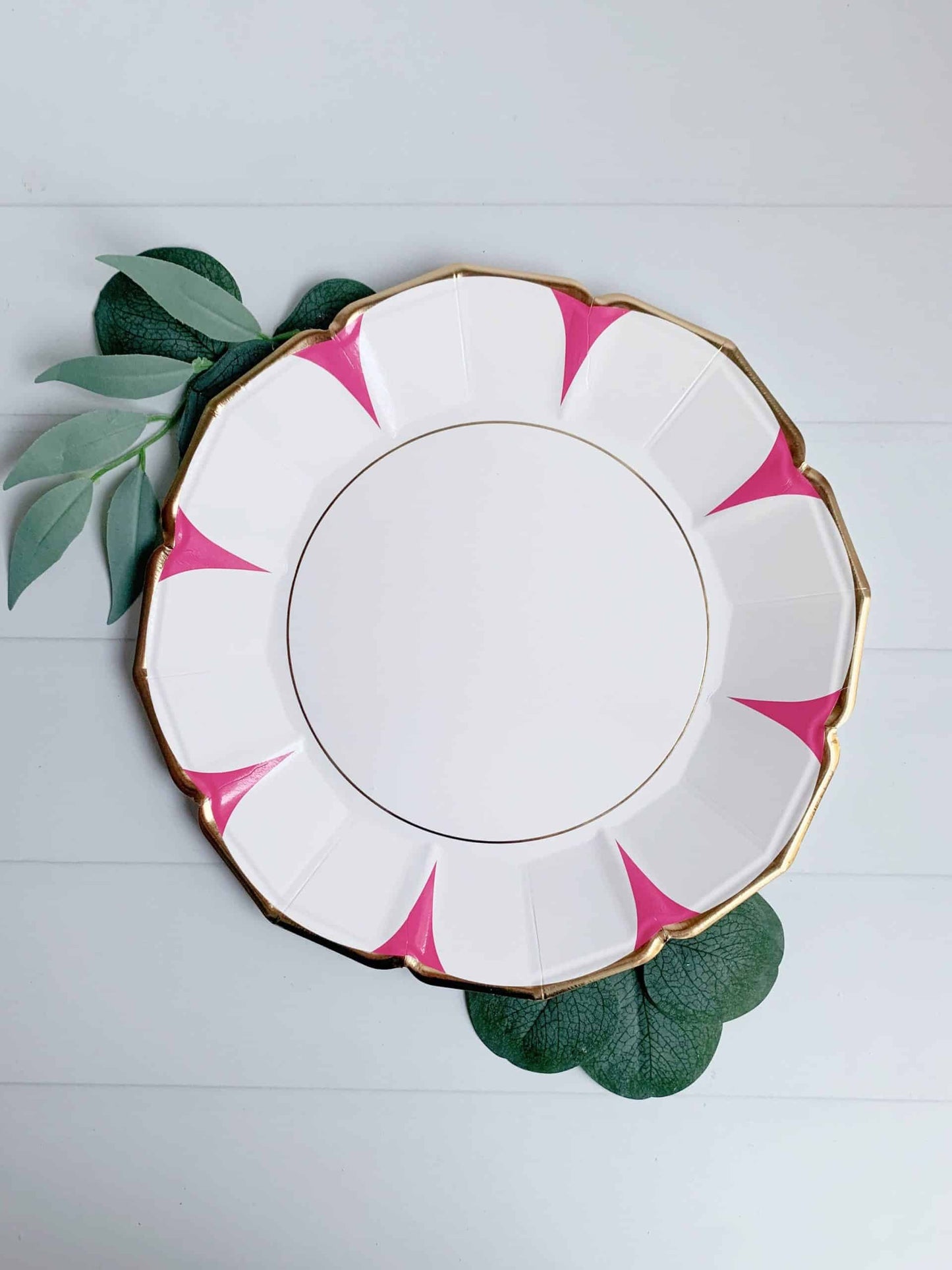 Daisy Scalloped Dinner Plates