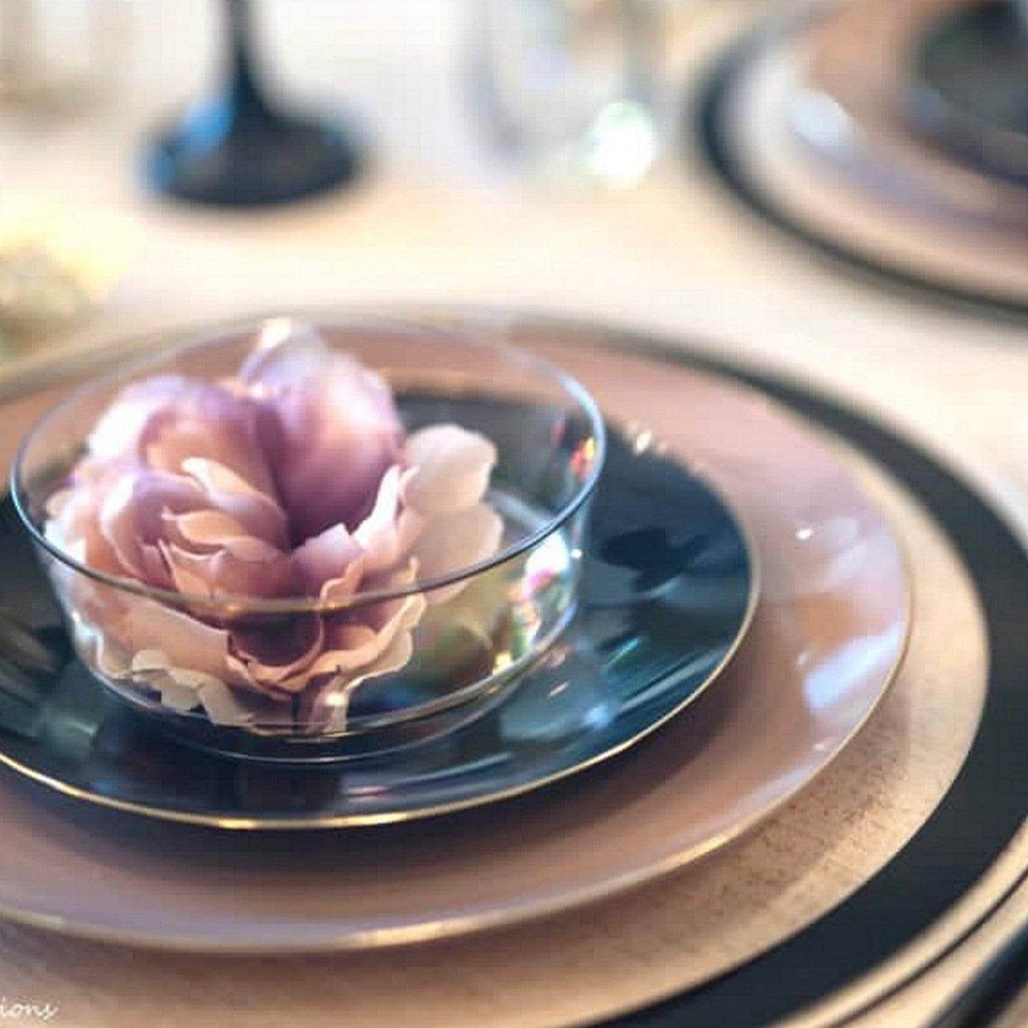 Mauve with Gold Dinner Plates - Plastic