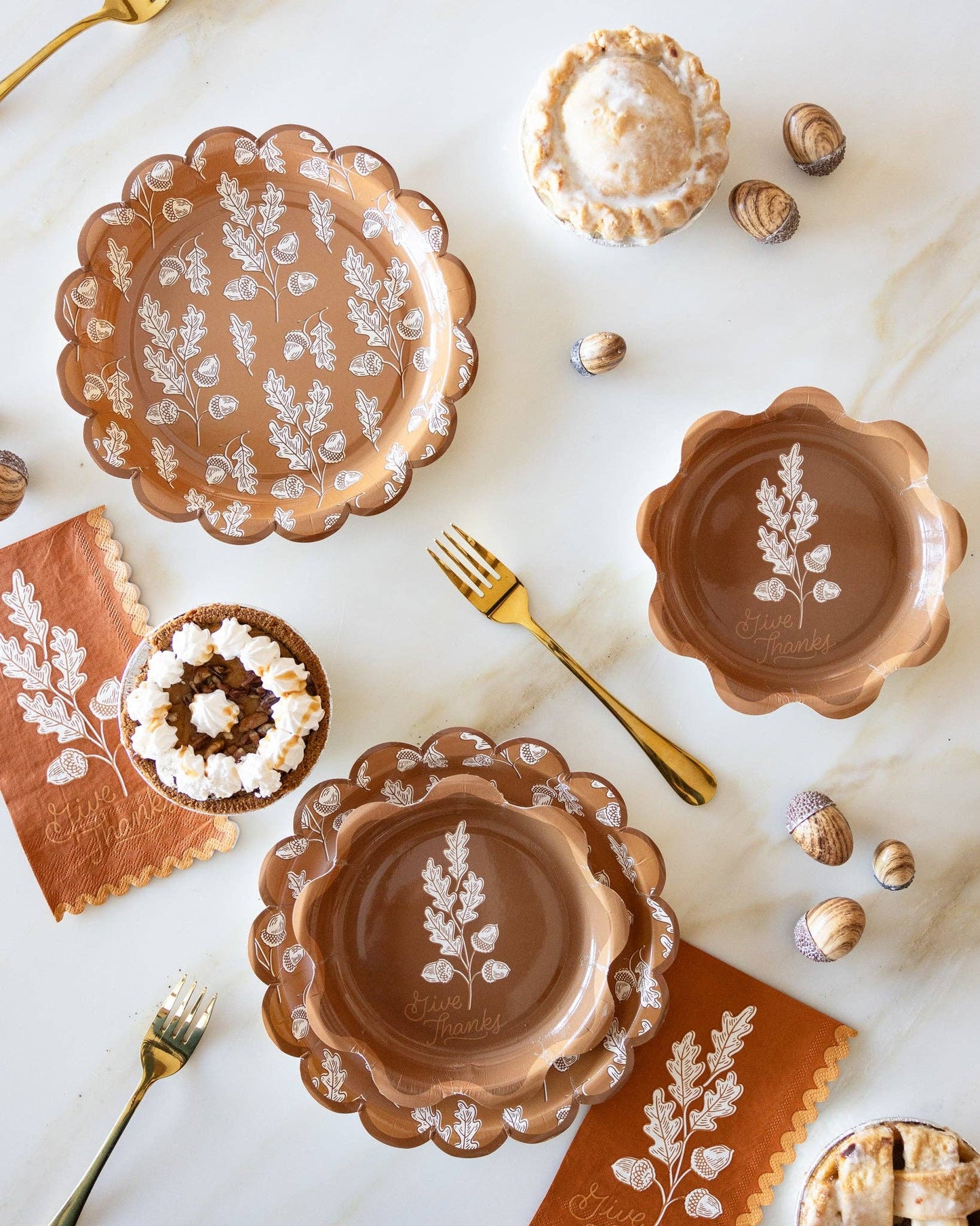 Acorns Scalloped Circle Paper Plates - Autumn Harvest Party Tableware (8 Pack)