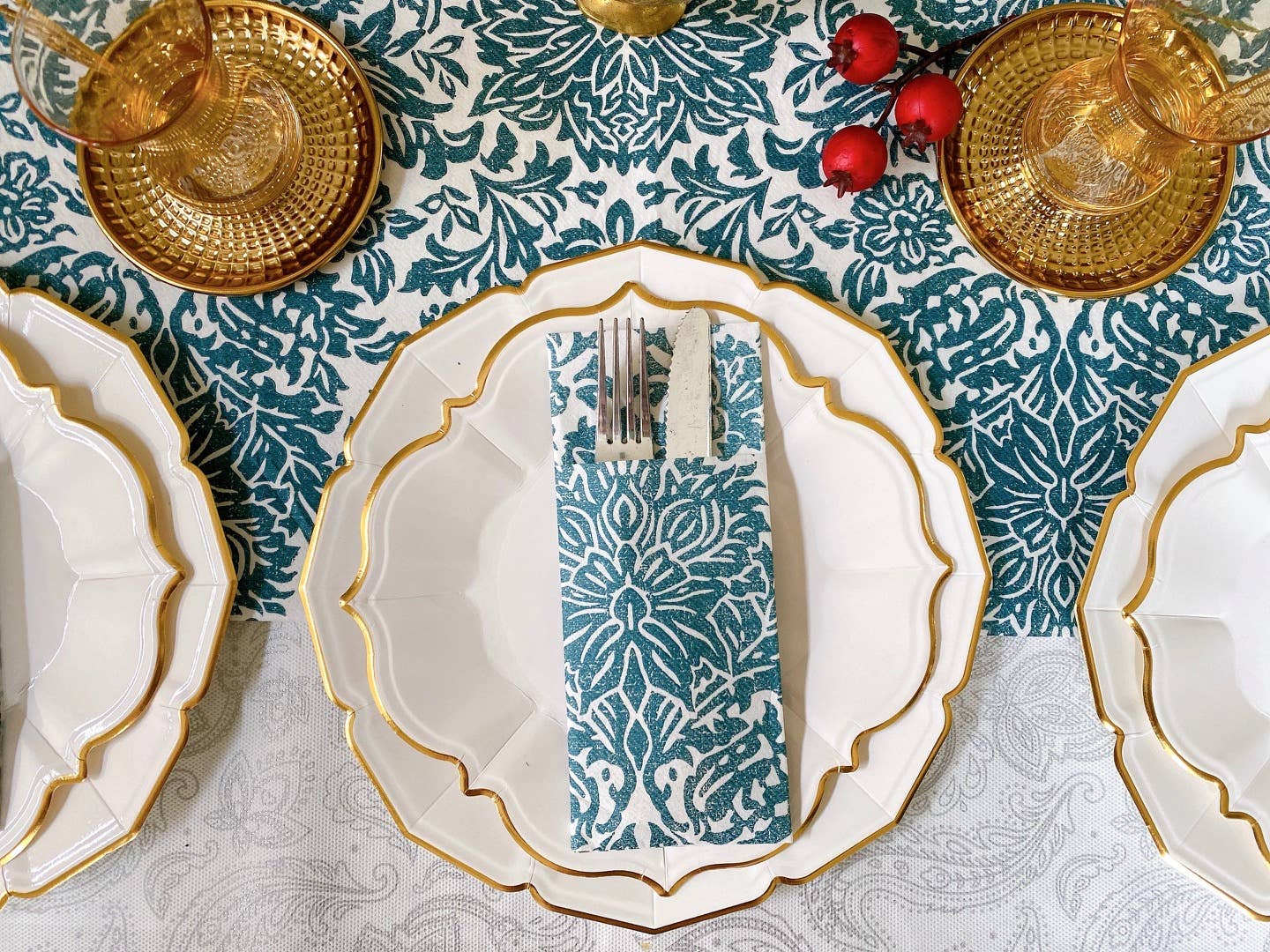 White Scalloped Paper Dinner Plates