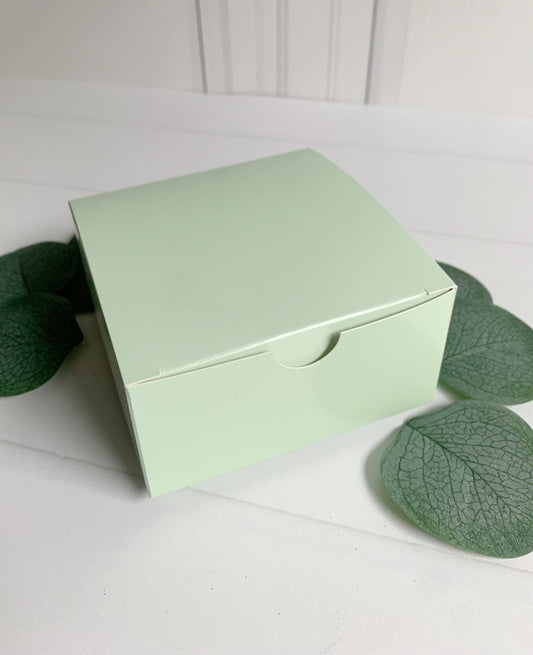 Beautiful mint/soft sage cake, donut or favor boxes. Give away a piece of your delightful party cake in these glossy-finished cake or donut boxes. Our high-quality boxes are crafted from upscale embossed cardboard. The impeccable sheen and seamless luster of these gorgeous cake boxes will leave your guests truly impressed.