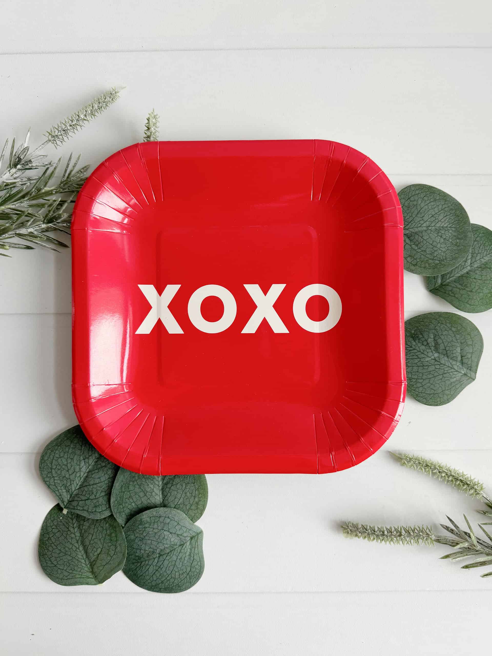 Beautiful shiny red plates adorned with a white 'XOXO' design. Ideal for Valentine's Day, Galentine gatherings, baby showers, bridal showers, engagement celebrations, and anniversaries. They are perfectly sized for serving appetizers or desserts.